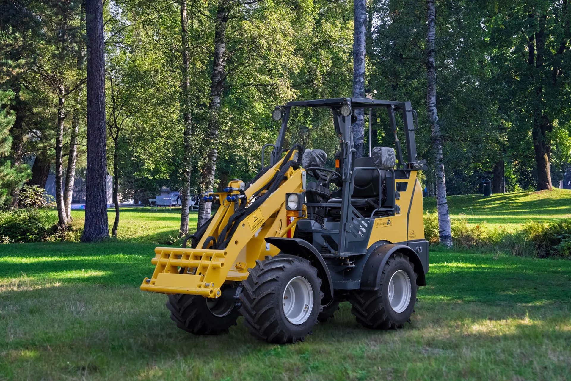 Servicemaskiner leverer SM-Loader, her er maskinen i en park.